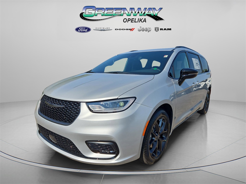 2026 Chrysler Pacifica photo 3
