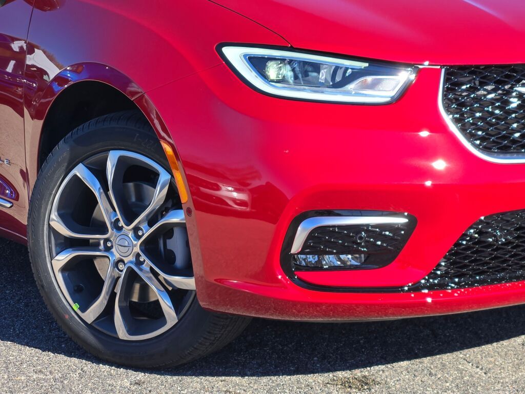 2026 Chrysler Pacifica Pinnacle photo 3