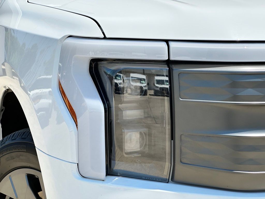 2023 Ford F-150 Lightning Lariat photo 3