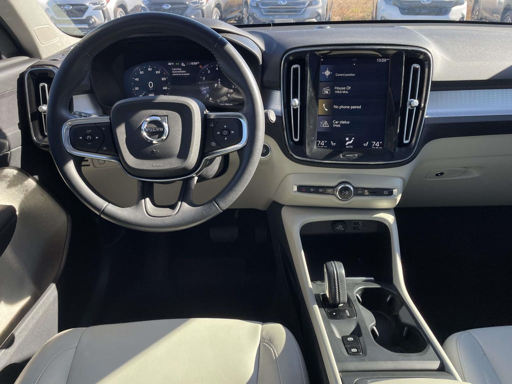 2021 Volvo XC40 T5 Momentum photo 4