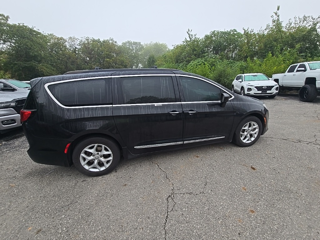 2017 Chrysler Pacifica Touring L photo 9