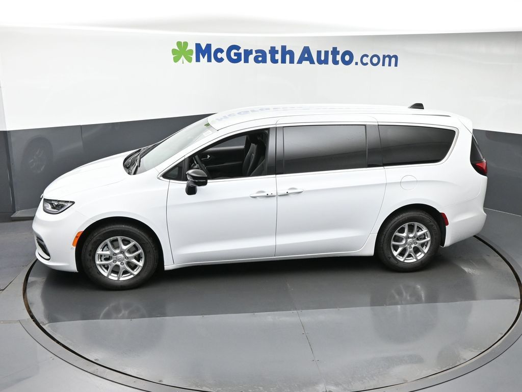 2026 Chrysler Pacifica photo 18