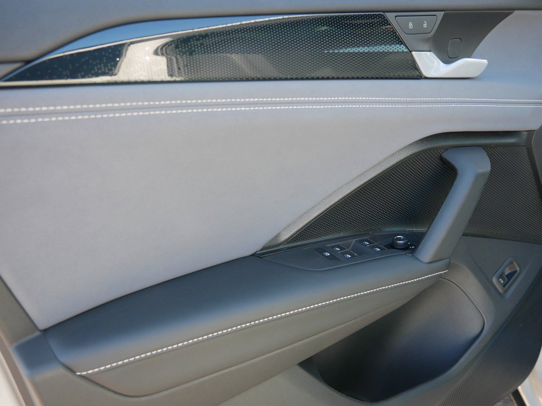 2025 Volkswagen Tiguan SE R-Line Black photo 4