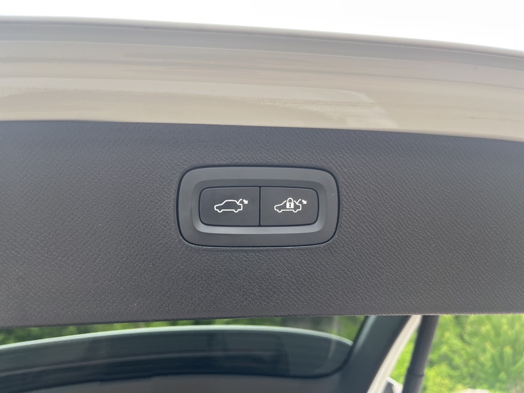2022 Volvo XC90 T5 Momentum photo 8