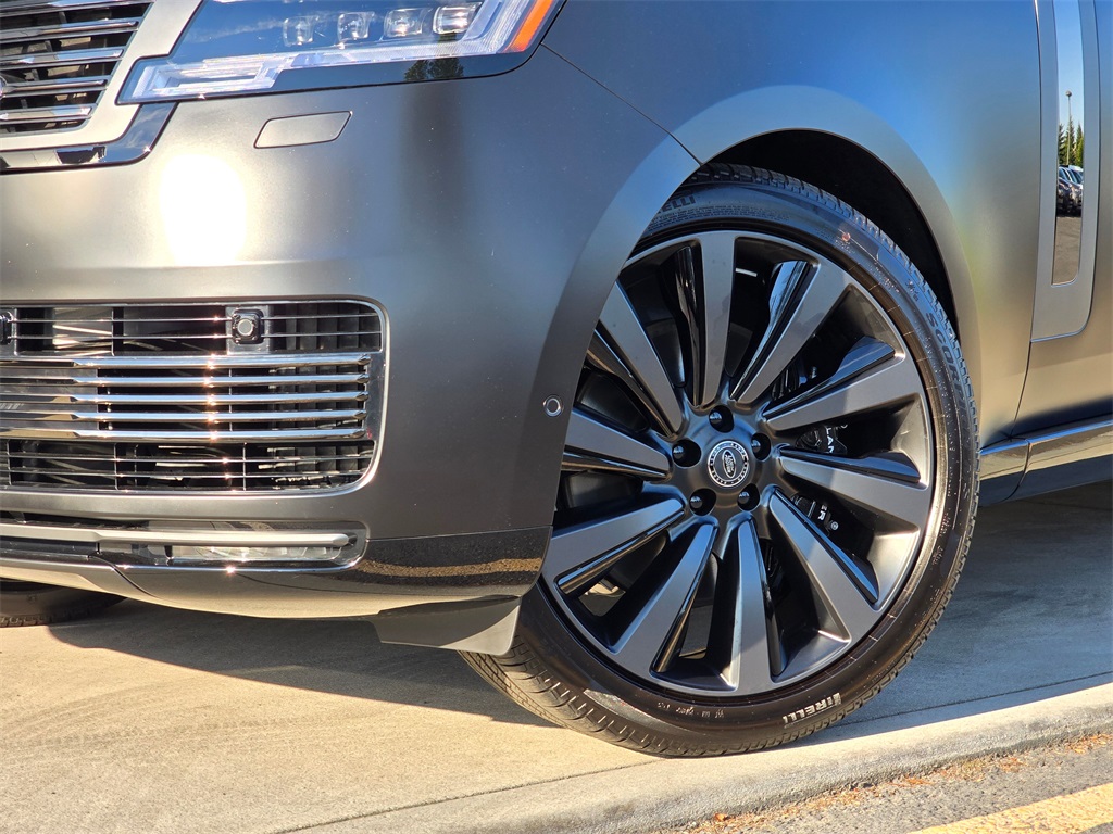 2025 Land Rover Range Rover SV photo 2