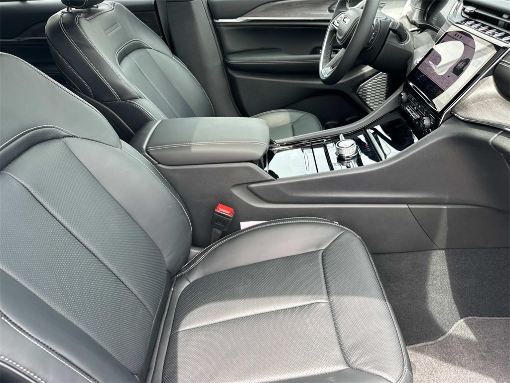 2025 Jeep Grand Cherokee Overland photo 12