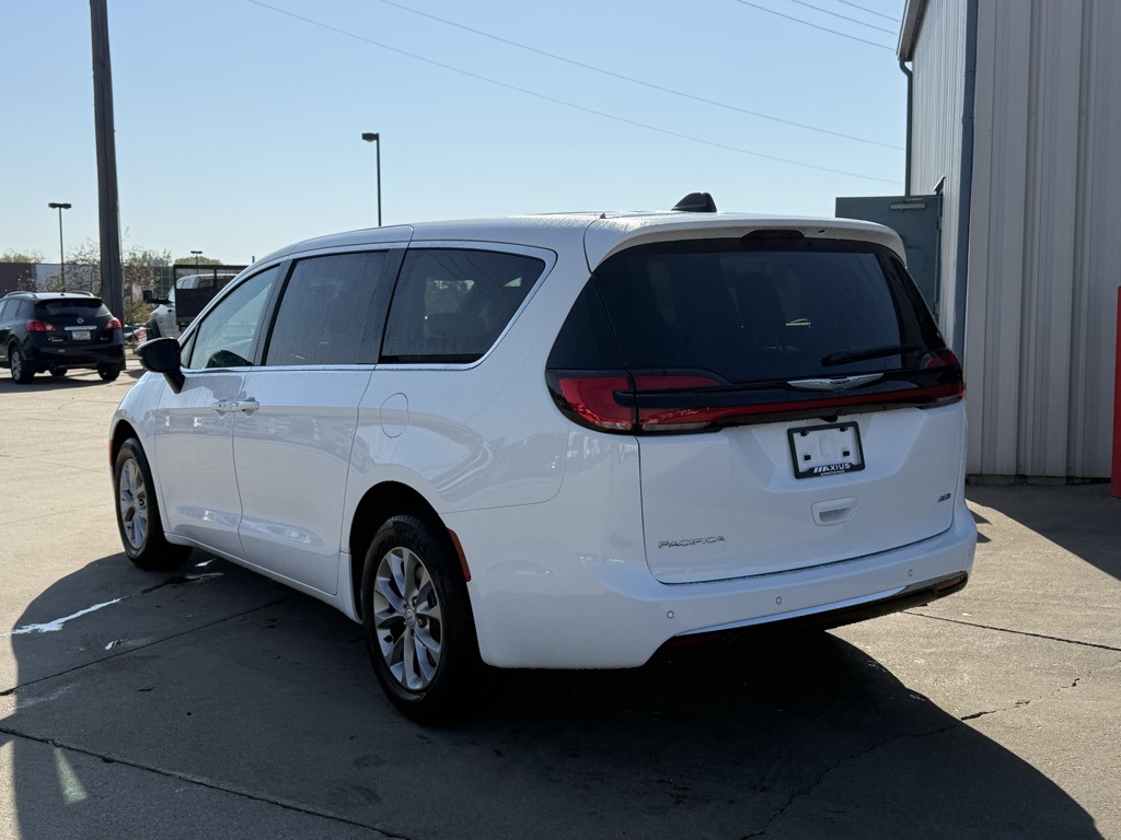 2026 Chrysler Pacifica photo 4