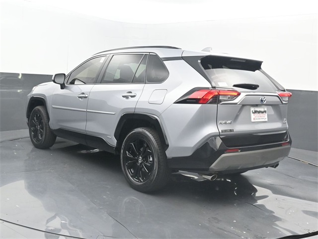2022 Toyota RAV4 Hybrid SE photo 3