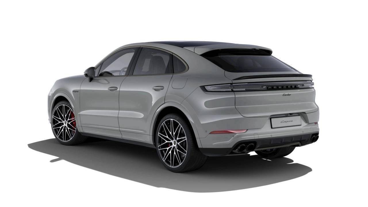 2025 Porsche Cayenne Turbo E-Hybrid photo 3