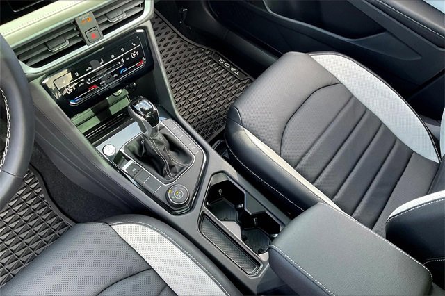 2025 Volkswagen Taos SEL photo 9