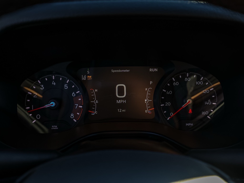 New 2026 Diamond Black Crystal Pearl-Coat Exterior Paint Jeep Latitude image 26