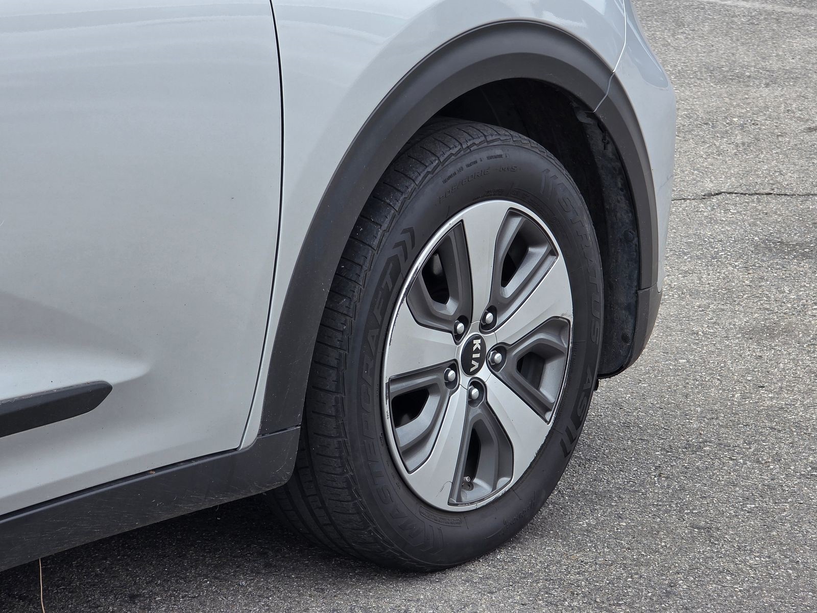 2020 Kia Niro LX photo 2