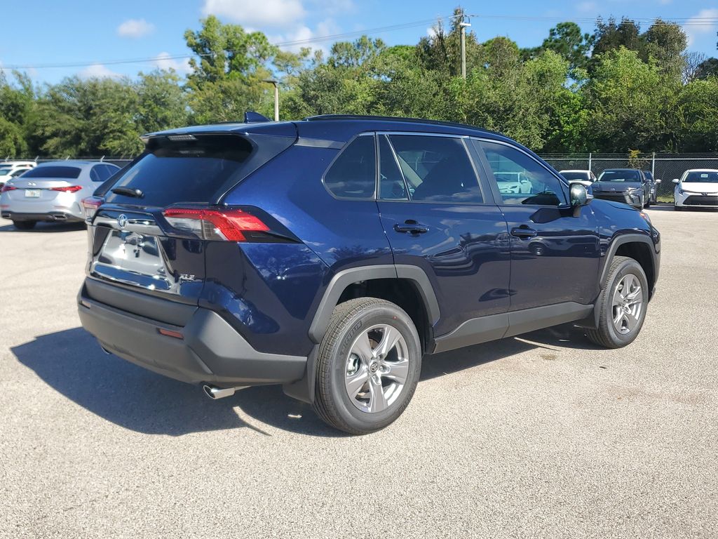 2025 Toyota RAV4 XLE photo 4