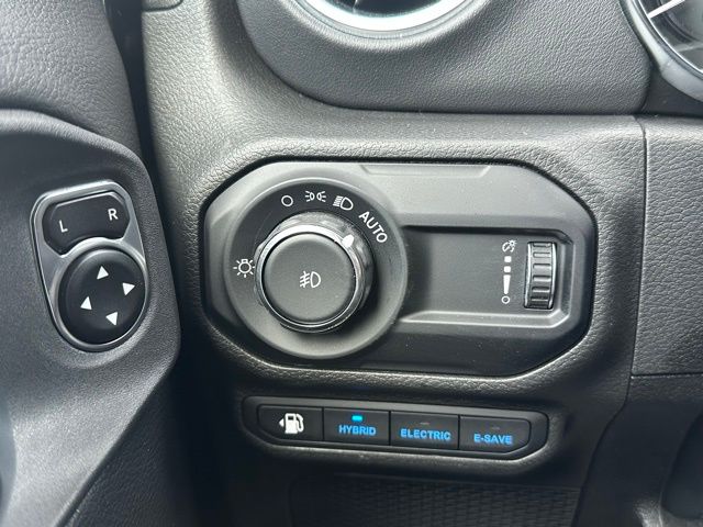 2023 Jeep Wrangler Sahara 4xe photo 16