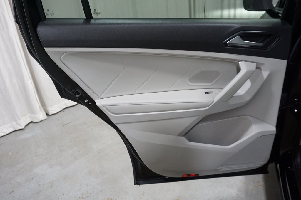 2023 Volkswagen Tiguan SE R-Line Black photo 24