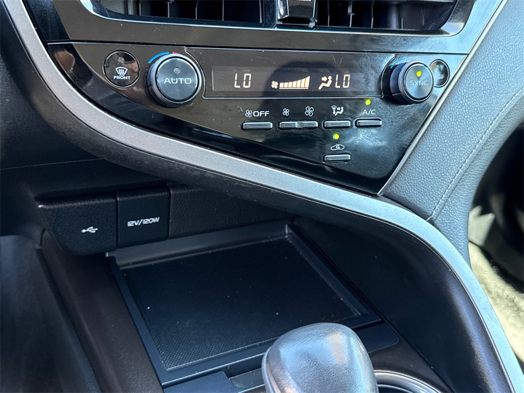 2022 Toyota Camry SE photo 29