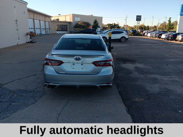 2022 Toyota Camry Hybrid XSE photo 2