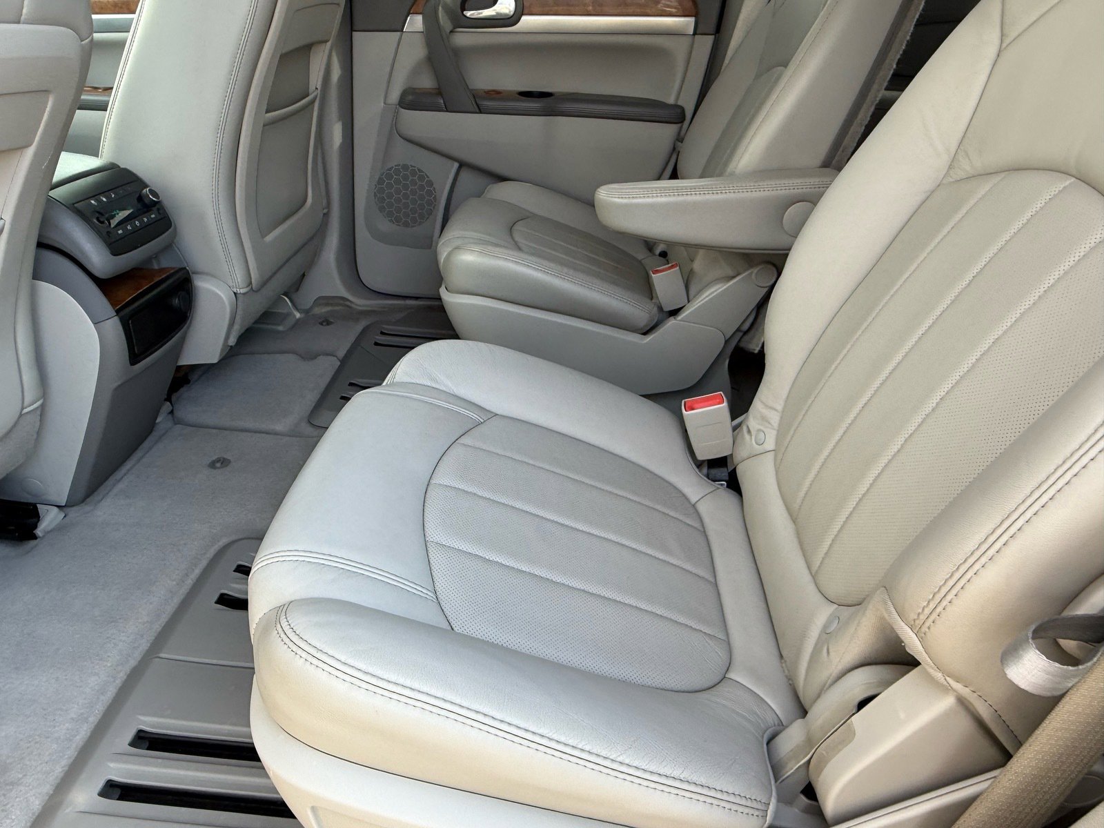 2010 Buick Enclave CXL photo 11