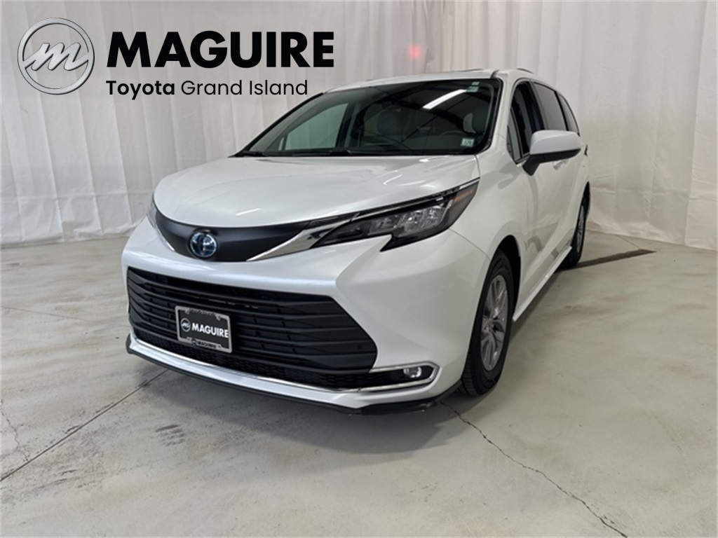 2023 Toyota Sienna XLE's photo