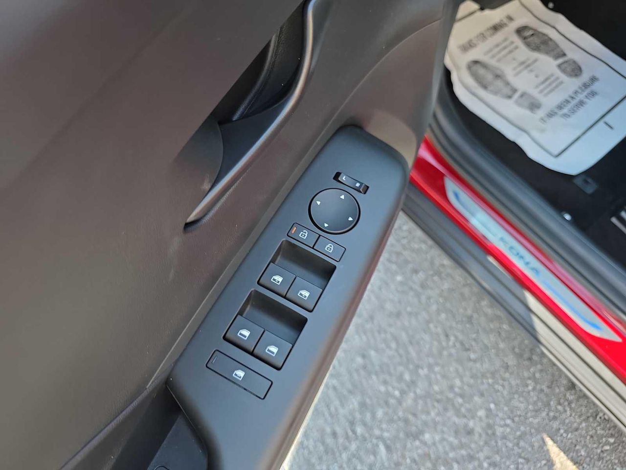 2025 Hyundai Kona SEL photo 18