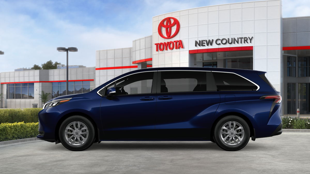 2026 Toyota Sienna LE photo 2