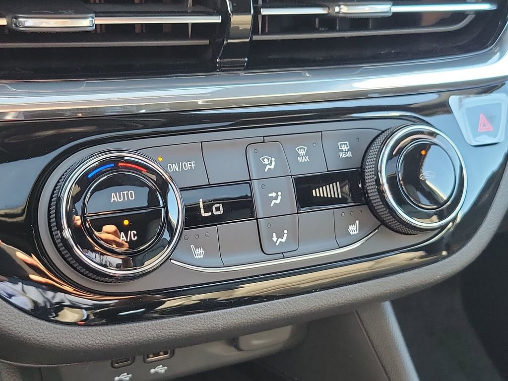 2025 Buick Envista ST photo 30