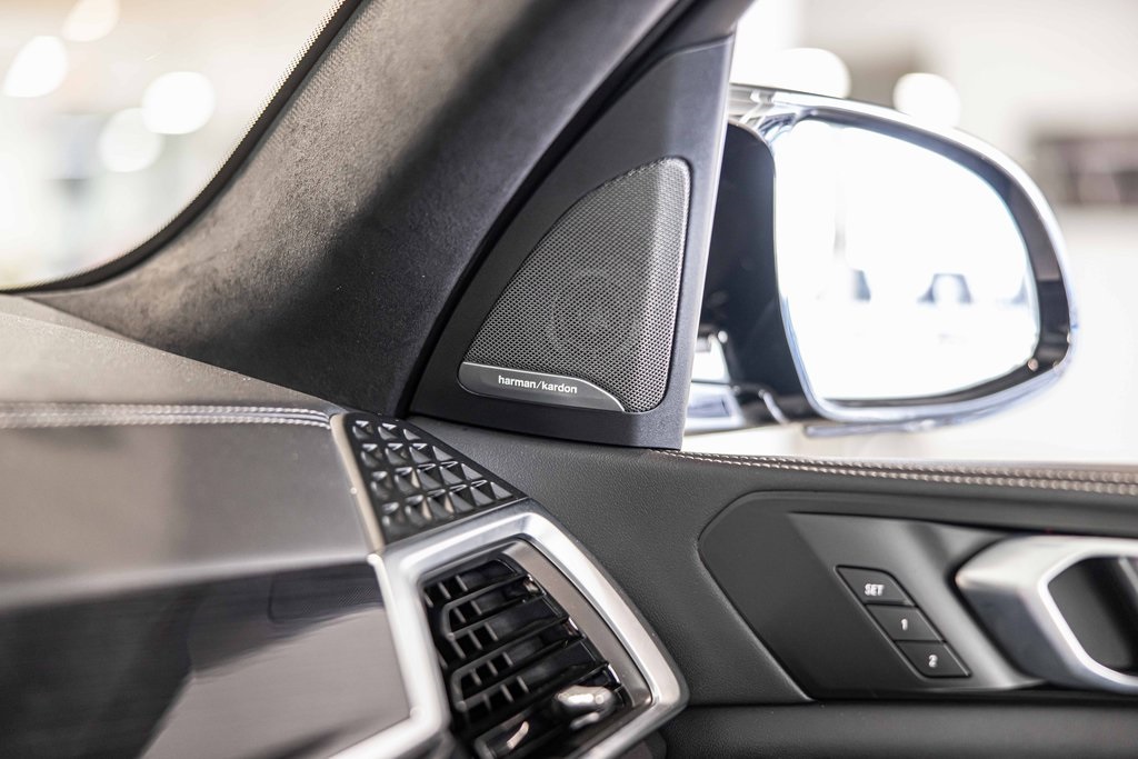 2025 BMW X7 - Image 33