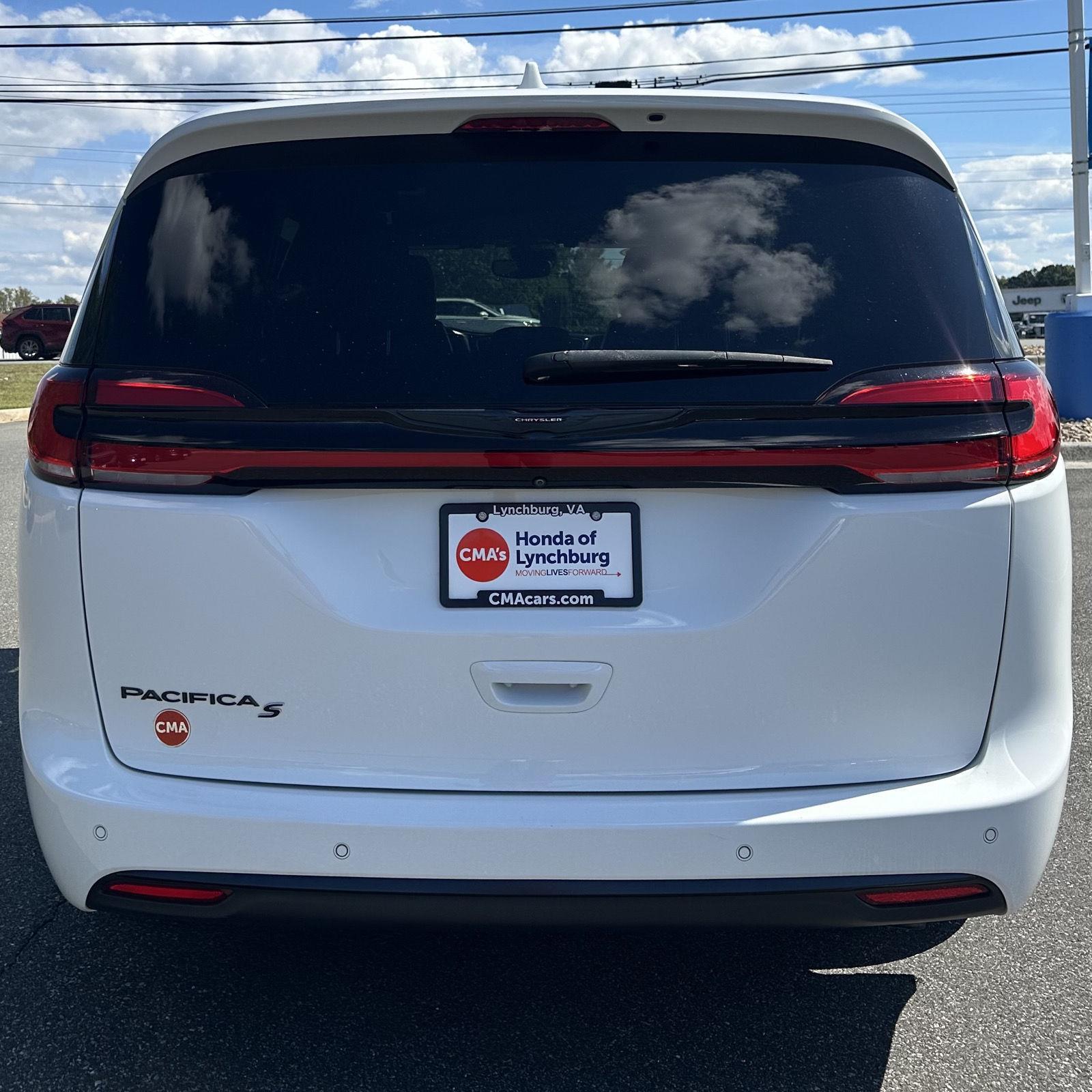 2021 Chrysler Pacifica Touring L photo 2