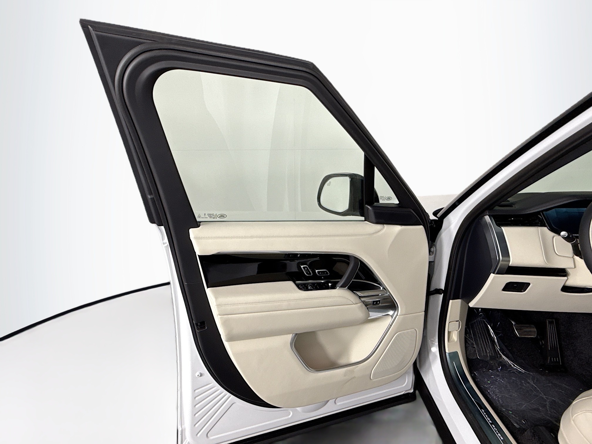 2025 Land Rover Range Rover SE photo 11
