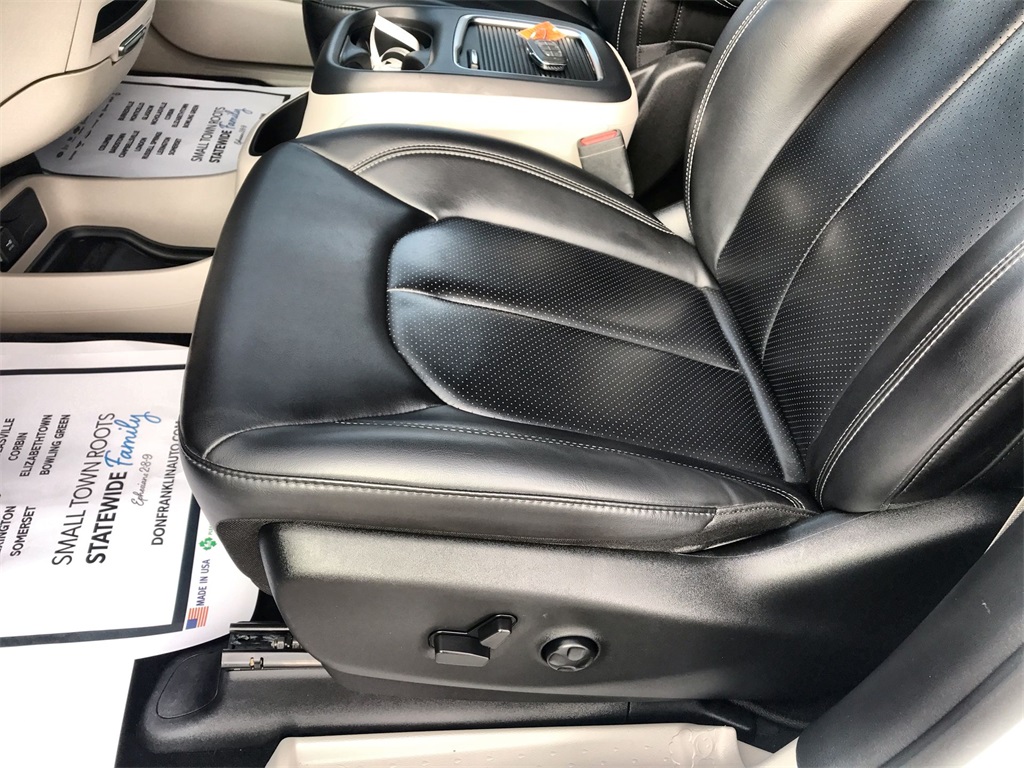 2023 Chrysler Pacifica Hybrid Touring L photo 12