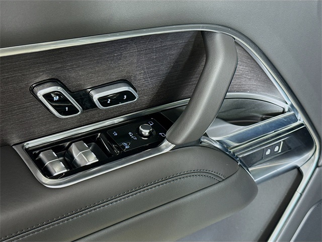 2025 Land Rover Range Rover SE photo 18