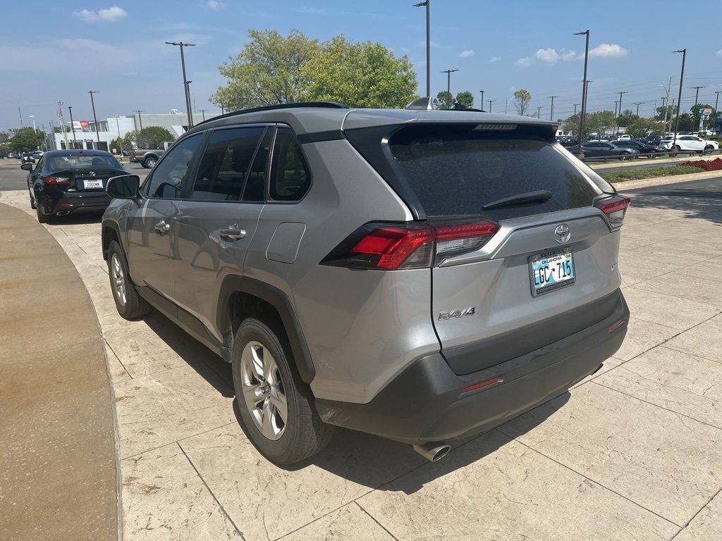 2021 Toyota RAV4 XLE photo 2