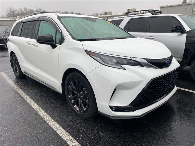 2021 Toyota Sienna XSE's photo