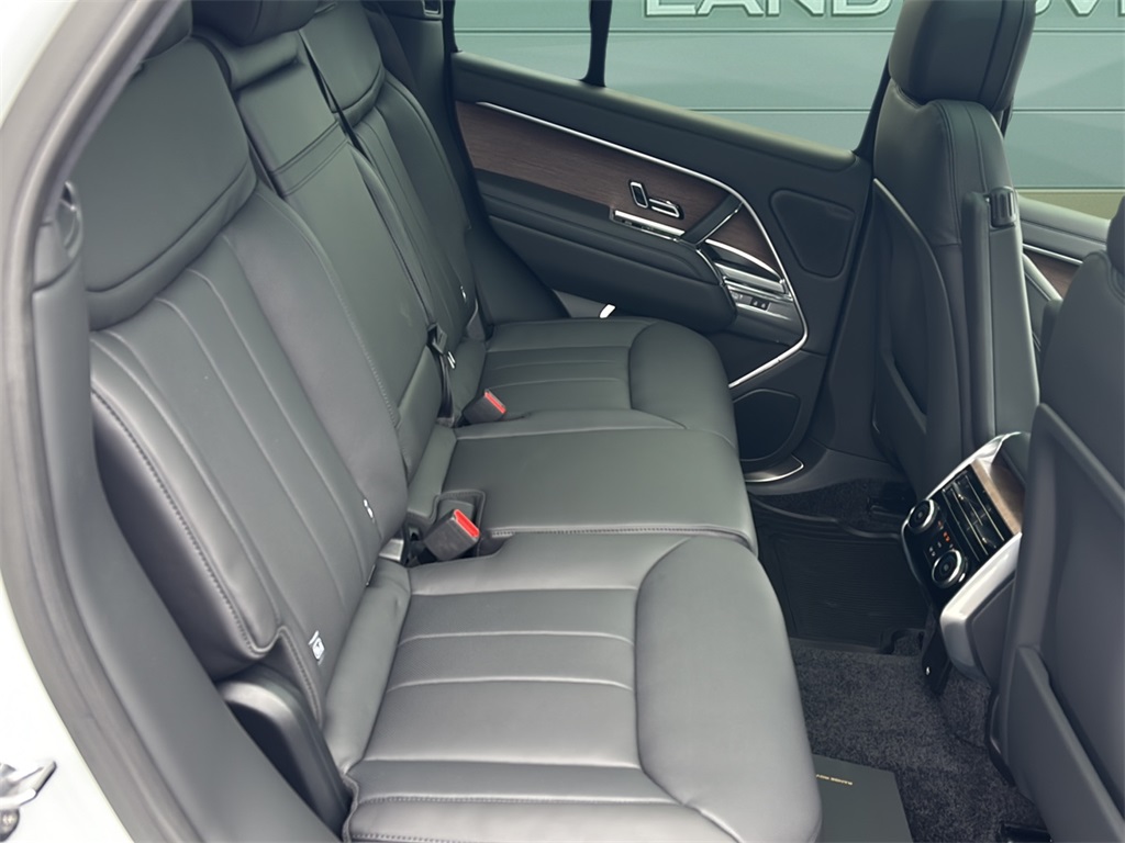 2025 Land Rover Range Rover SE photo 15