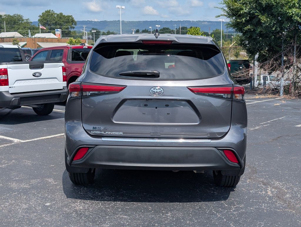 2023 Toyota Highlander L photo 3