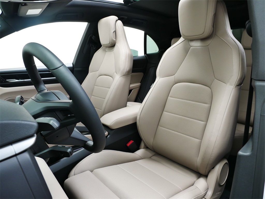 2025 Porsche Macan Electric 4 photo 5
