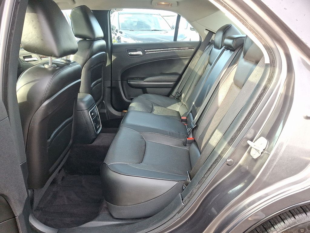 2018 Chrysler 300 Limited photo 8