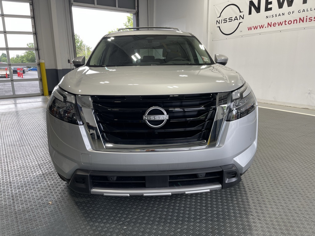 2025 Nissan Pathfinder Platinum photo 2
