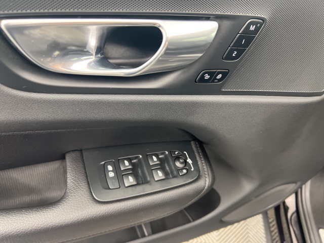 2022 Volvo XC60 B5 Momentum photo 12