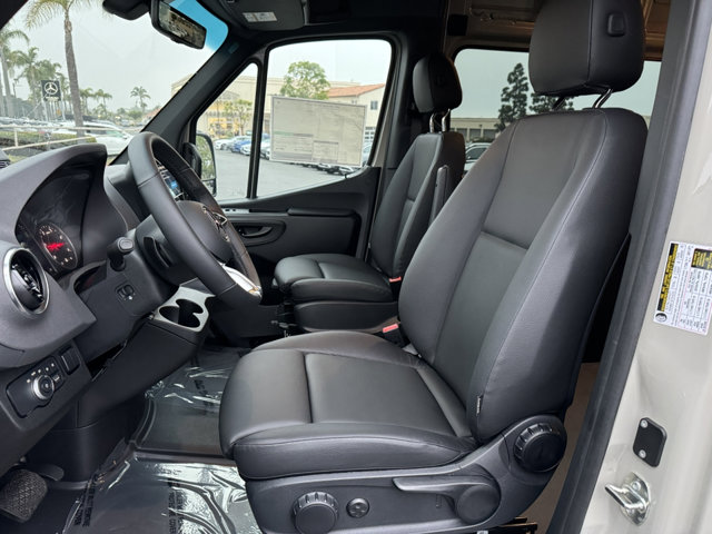 2025 Mercedes Benz Sprinter photo 2