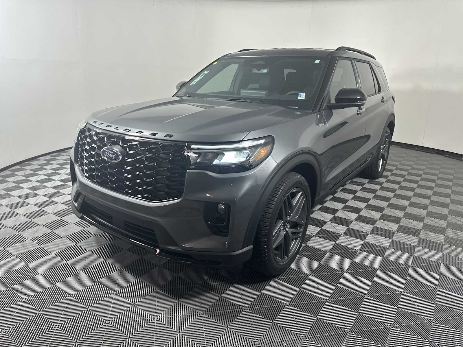 2025 Ford Explorer ST-Line photo 3