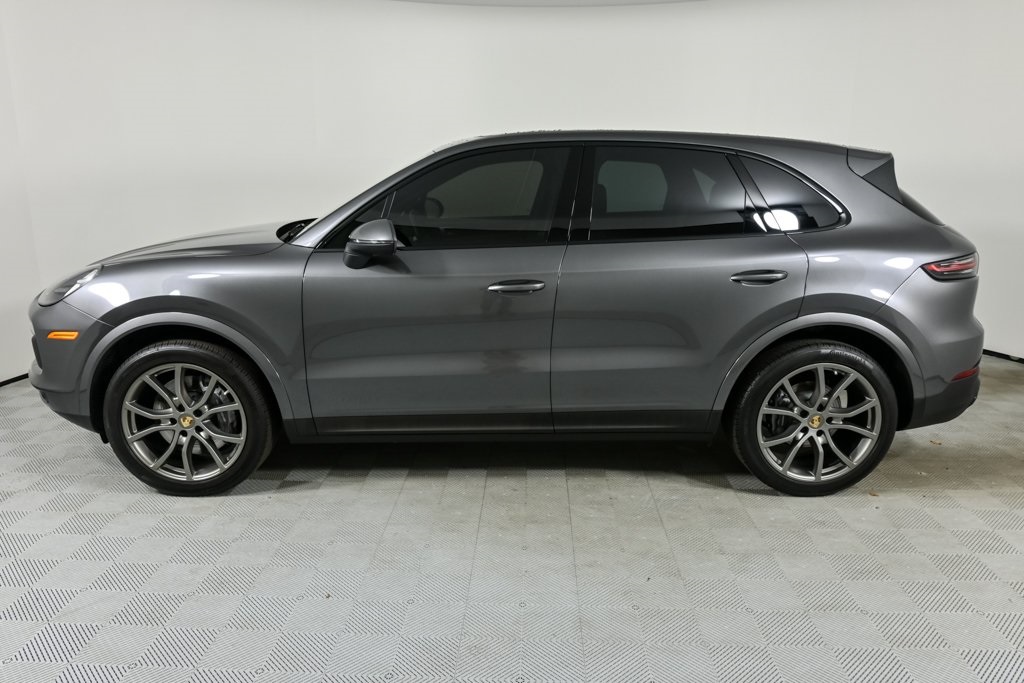 2022 Porsche Cayenne Base photo 2