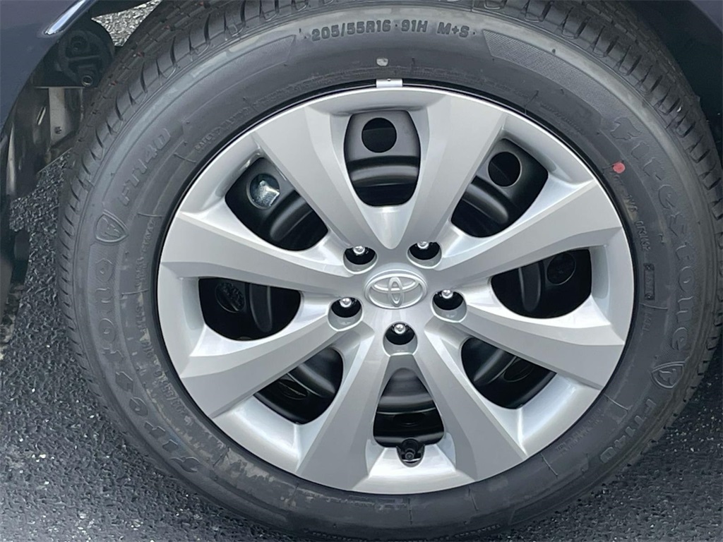 2025 Toyota Corolla LE photo 9