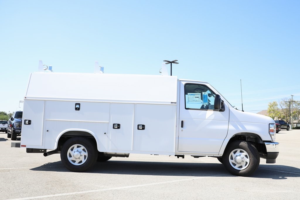 2025 Ford E-350 photo 9