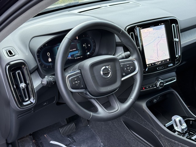 2025 Volvo XC40 Plus photo 11