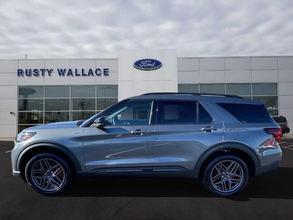 2025 Ford Explorer ST-LINE's photo