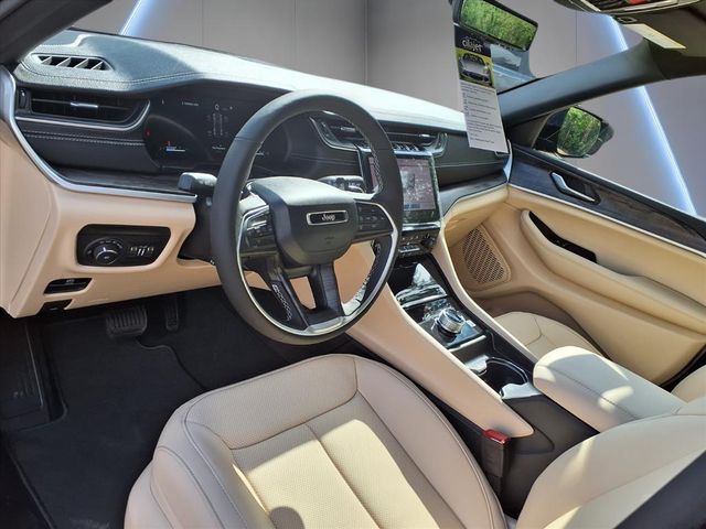 2025 Jeep Grand Cherokee Limited photo 3