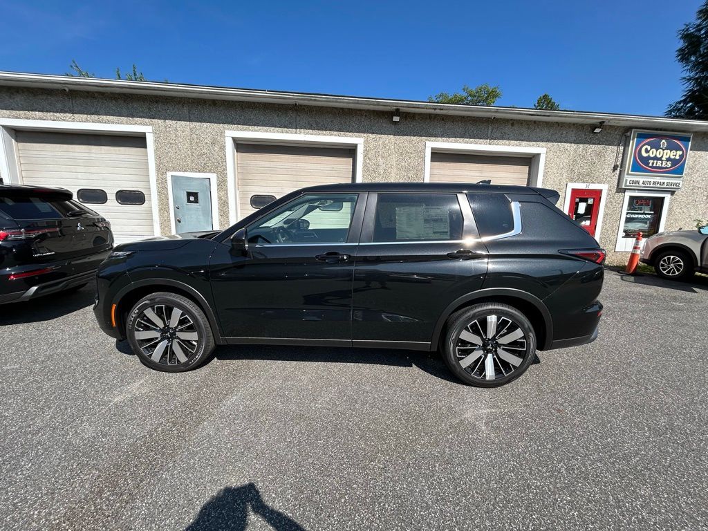 2025 Mitsubishi Outlander SE photo 4