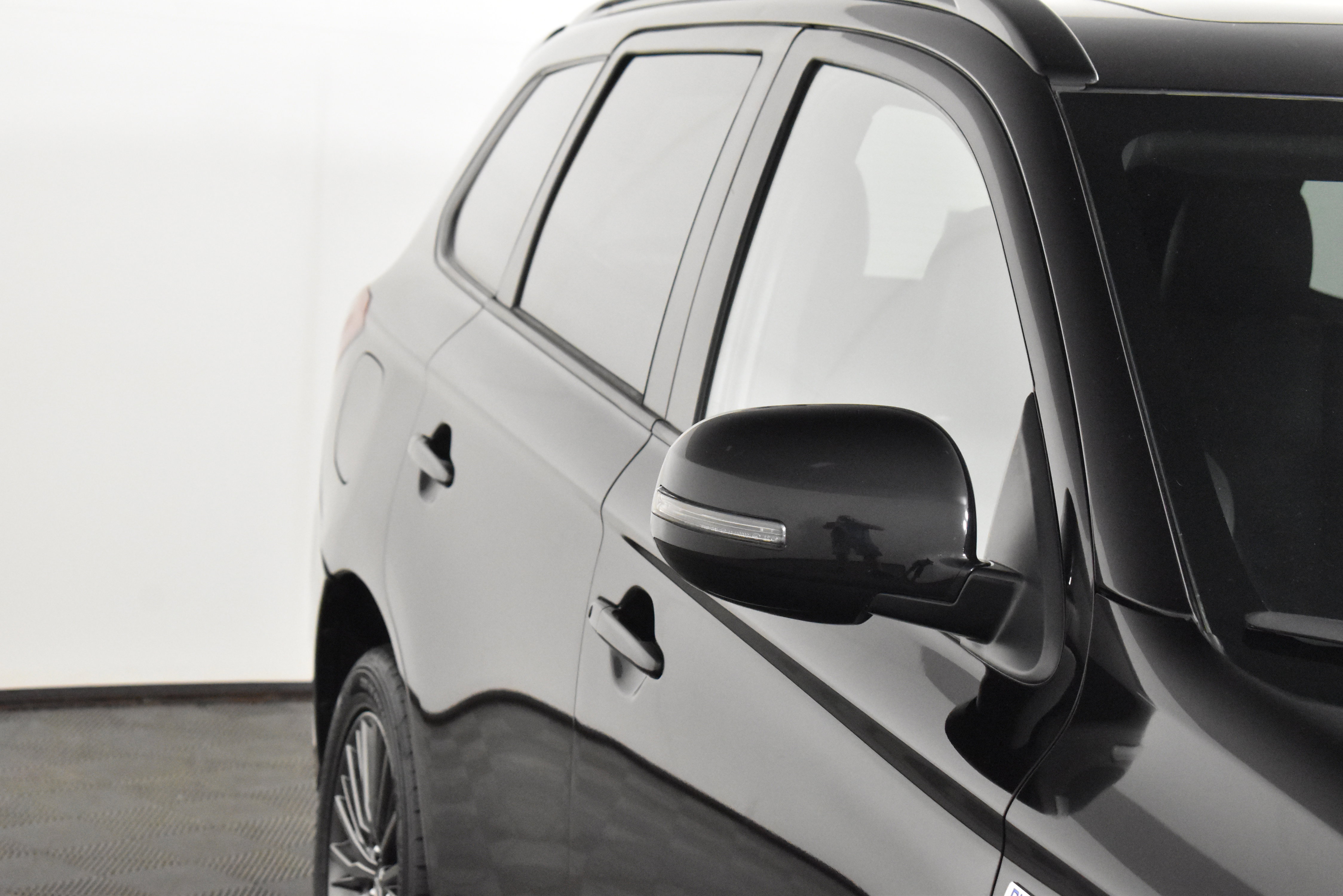 2022 Mitsubishi Outlander PHEV LE photo 3