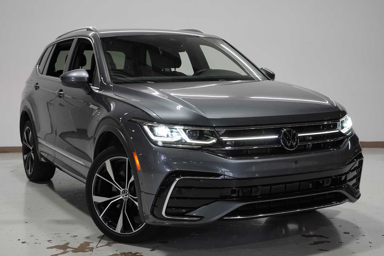 2022 Volkswagen Tiguan SEL Premium R-Line photo 3